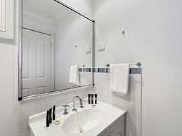 Spacious 4-bed Home 2-min to the Beach