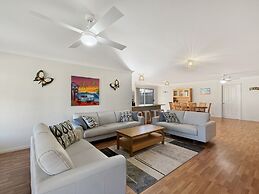 Spacious 4-bed Home 2-min to the Beach