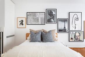 Historic Art-filled Studio Close to Transport