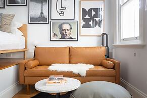 Historic Art-filled Studio Close to Transport