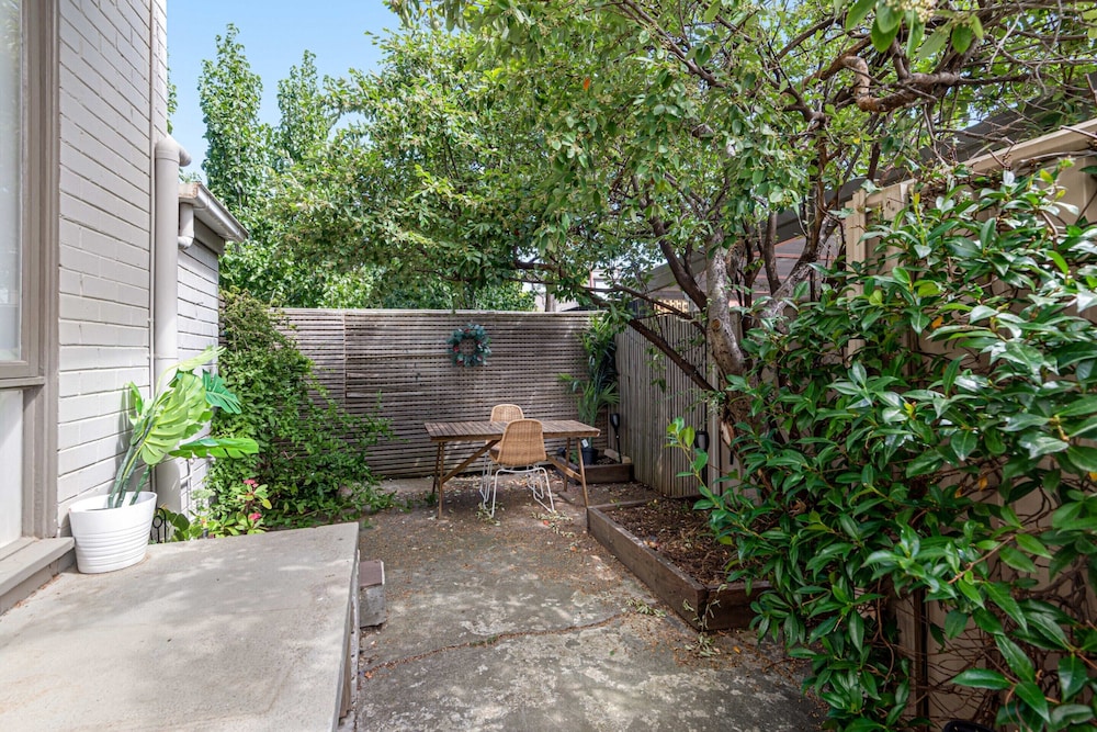 Contemporary 1-bed Unit Near Chapel St