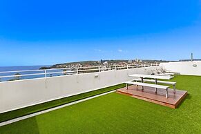 Wake Up to the Ocean: 1-bed With Pool & Views
