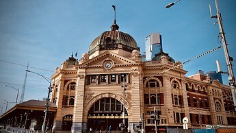 Stylish Arts Precinct Unit With Fabulous Views