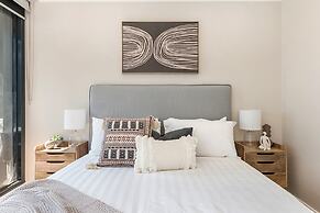 Stylish Arts Precinct Unit With Fabulous Views