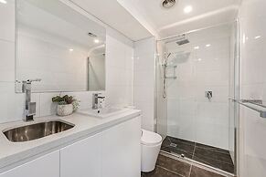 Stylish Arts Precinct Unit With Fabulous Views