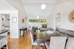 Quaint 2-bed Beach Abode With Ocean Views