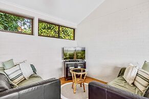 Quaint 2-bed Beach Abode With Ocean Views