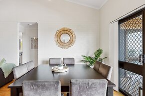 Quaint 2-bed Beach Abode With Ocean Views
