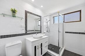 Quaint 2-bed Beach Abode With Ocean Views
