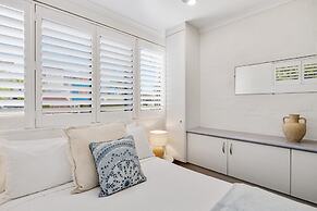 Quaint 2-bed Beach Abode With Ocean Views