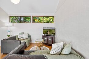 Quaint 2-bed Beach Abode With Ocean Views