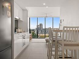 Sunny 2-bed in Valley With Premium Amenities
