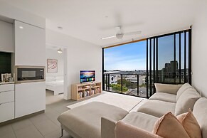 Sunny 2-bed in Valley With Premium Amenities