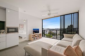 Sunny 2-bed in Valley With Premium Amenities