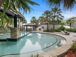 Sunny 2-bed in Valley With Premium Amenities