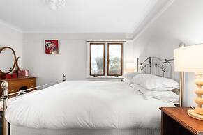 Bright 3-bed House With Garden,