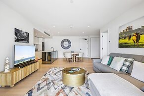 Glorious Ocean Views, 2-bed, Pool & Amenities