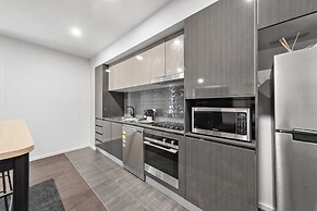 Bright 2-bed Apartment With Scenic Balcony