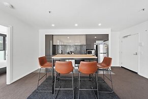 Bright 2-bed Apartment With Scenic Balcony