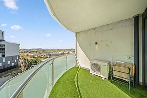 Bright 2-bed Apartment With Scenic Balcony