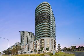 Bright 2-bed Apartment With Scenic Balcony