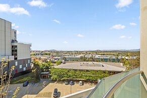 Bright 2-bed Apartment With Scenic Balcony