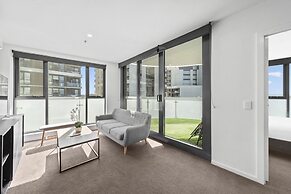 Bright 2-bed Apartment With Scenic Balcony
