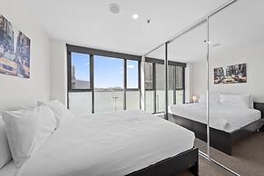 Bright 2-bed Apartment With Scenic Balcony