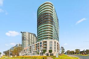 Bright 2-bed Apartment With Scenic Balcony