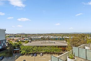 Bright 2-bed Apartment With Scenic Balcony