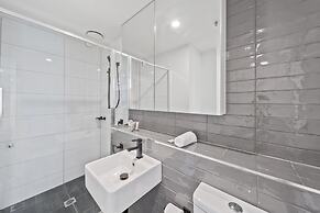 Bright 2-bed Apartment With Scenic Balcony