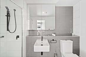 Bright 2-bed Apartment With Scenic Balcony