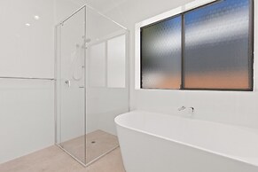 Quiet 2-bed Retreat With Private Courtyard