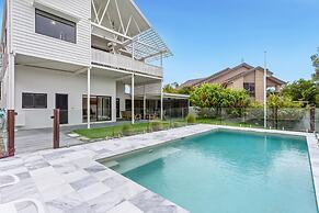 Beachfront 3-bed With Private Pool & Fireplace