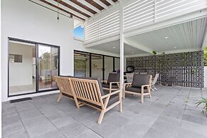 Beachfront 3-bed With Private Pool & Fireplace