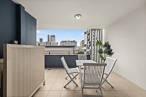 South Brisbane 2BR Apt With Gym & Sauna Access
