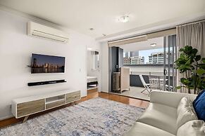 South Brisbane 2BR Apt With Gym & Sauna Access