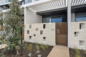 Chic Ground-floor Studio Near Local Cafes