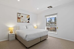Beachside 3-bed Retreat With BBQ & Garage