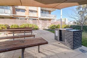 Exquisite Apartment With BBQ and Pool, Near Shops