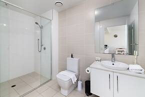Exquisite Apartment With BBQ and Pool, Near Shops