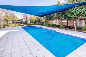 Exquisite Apartment With BBQ and Pool, Near Shops