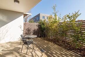 Exquisite Apartment With BBQ and Pool, Near Shops