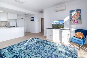 Exquisite Apartment With BBQ and Pool, Near Shops