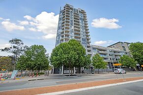 Glorious Central Canberra 1-bed With Pool & Sauna