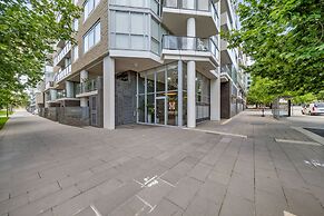 Glorious Central Canberra 1-bed With Pool & Sauna