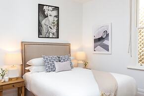 Ravenscourt's Studio Apartment Close to Everything