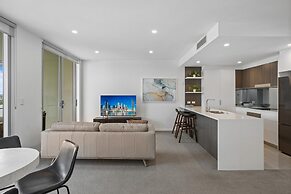 Sleek 2-bed With Balcony and Communal BBQ Area