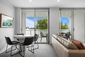 Sleek 2-bed With Balcony and Communal BBQ Area