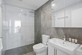 Sleek 2-bed With Balcony and Communal BBQ Area